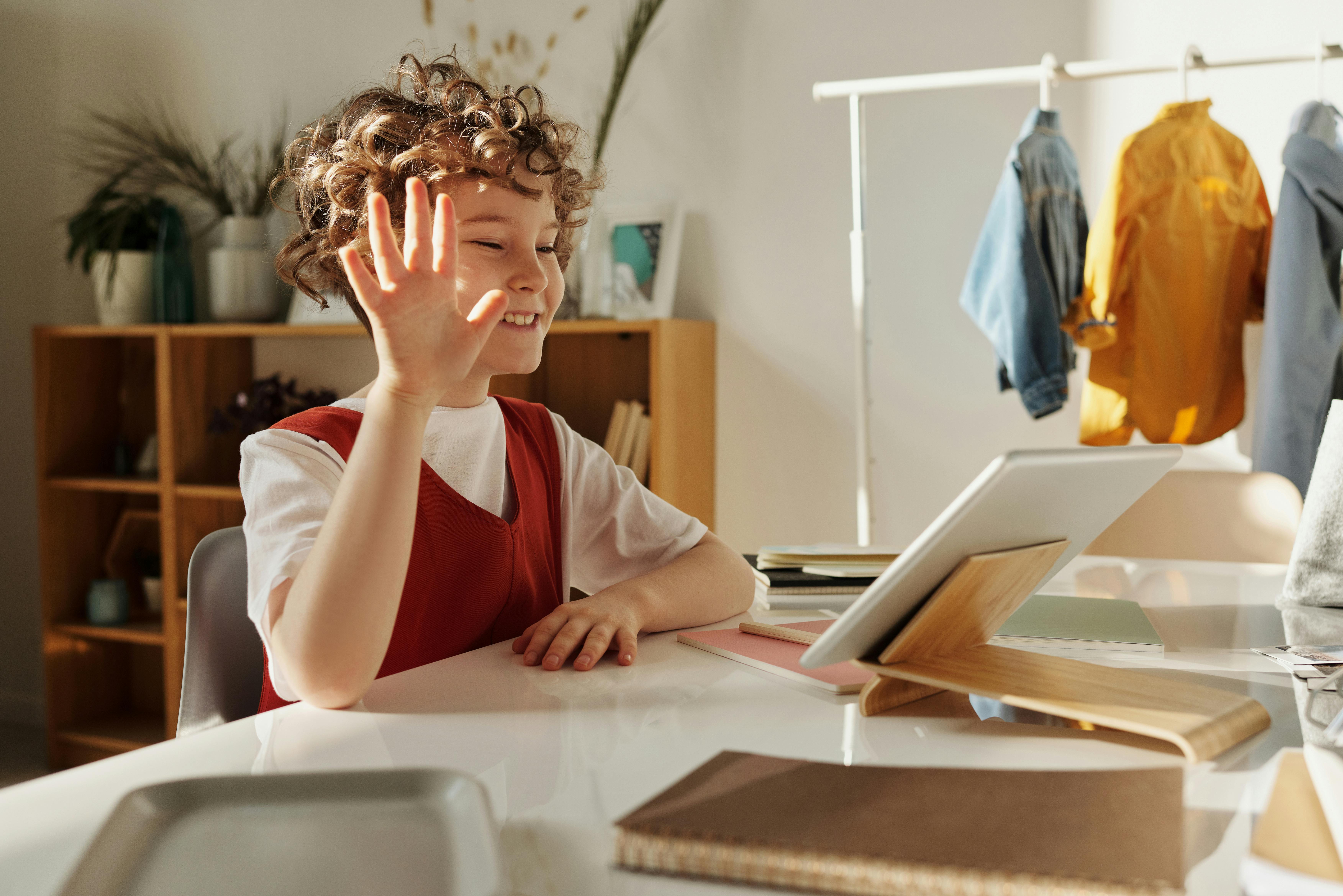 Las leyes y las familias deben cuidar de los menores de edad en entornos digitales 