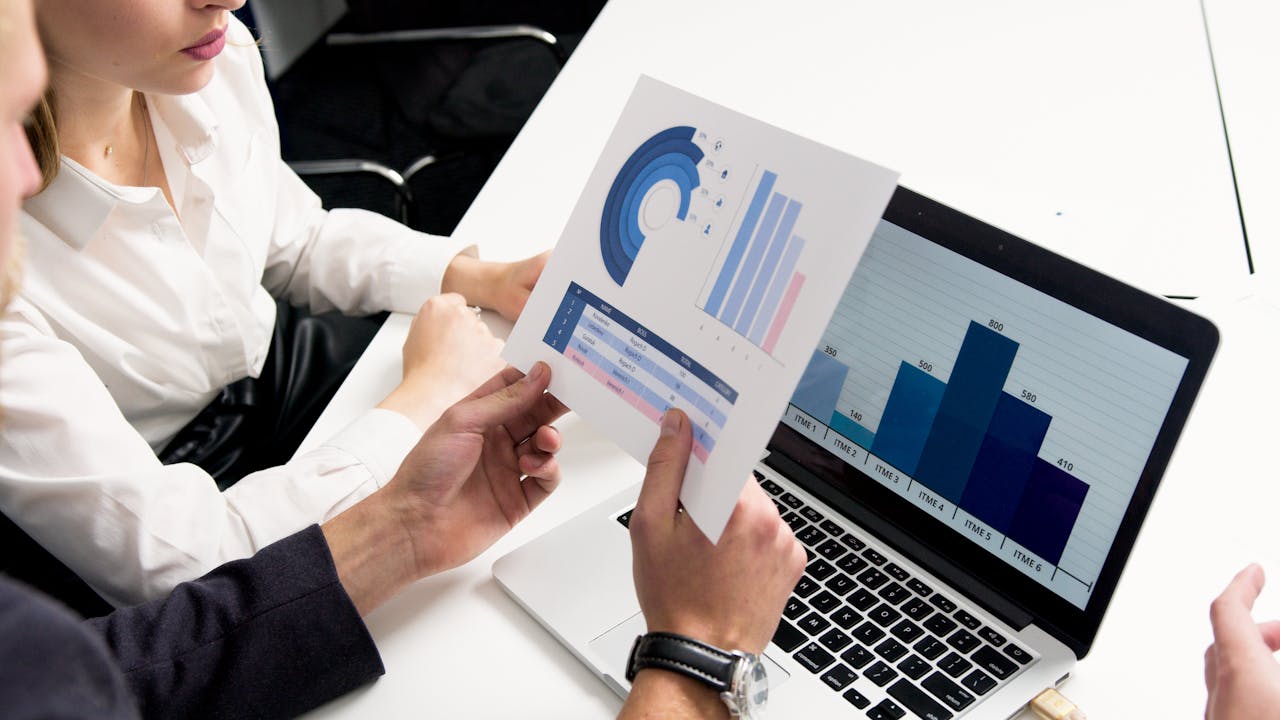 personas-trabajando-en-el-dashboard-del-ordenador-aplicando-business-intelligence