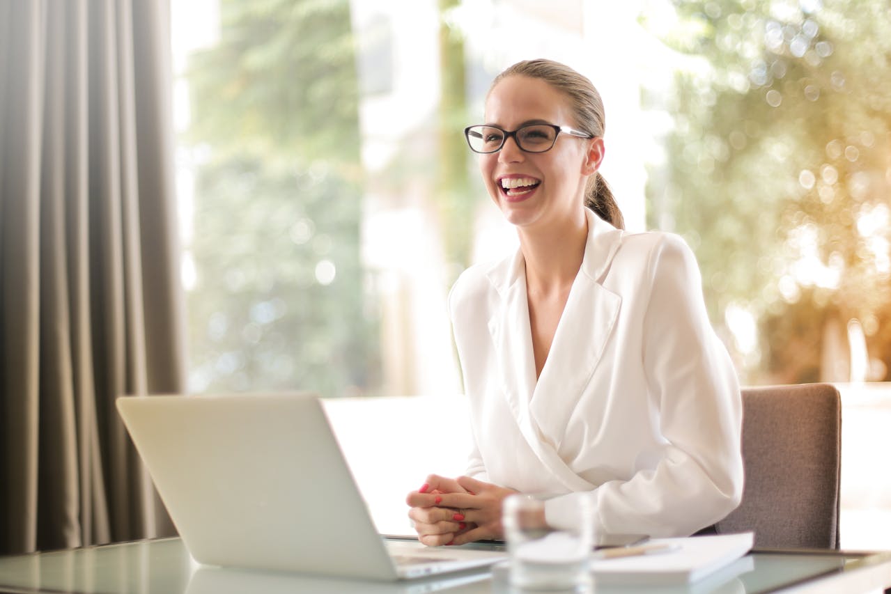 mujer-joven-con-un-trabajo-bien-remunerado-en-espana