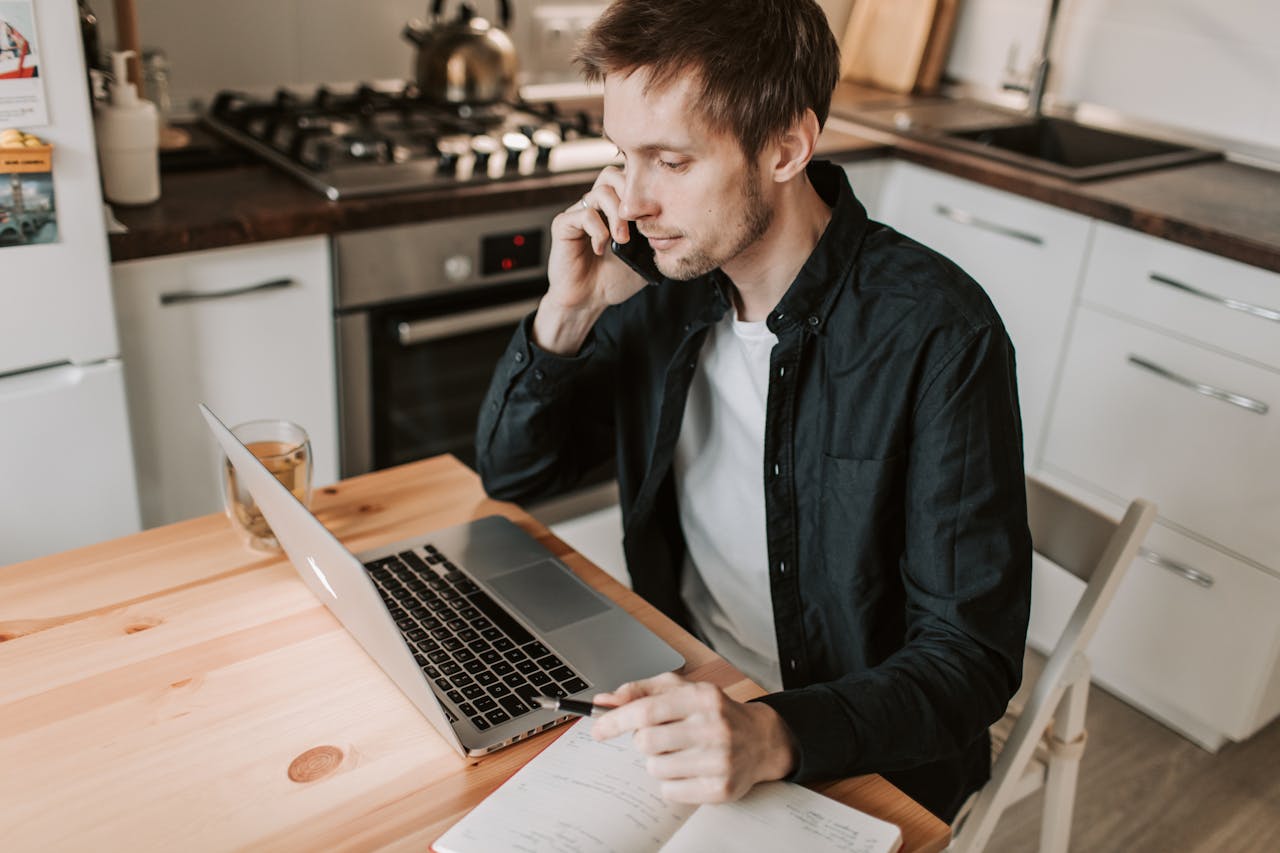 hombre-teletrabajando-usando-whatsapp