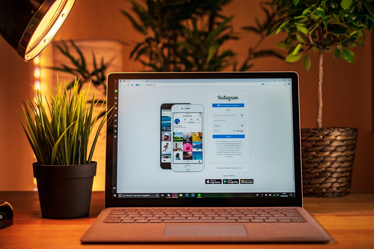 pagina-de-instagram-en-empresa-en-un-portatil
