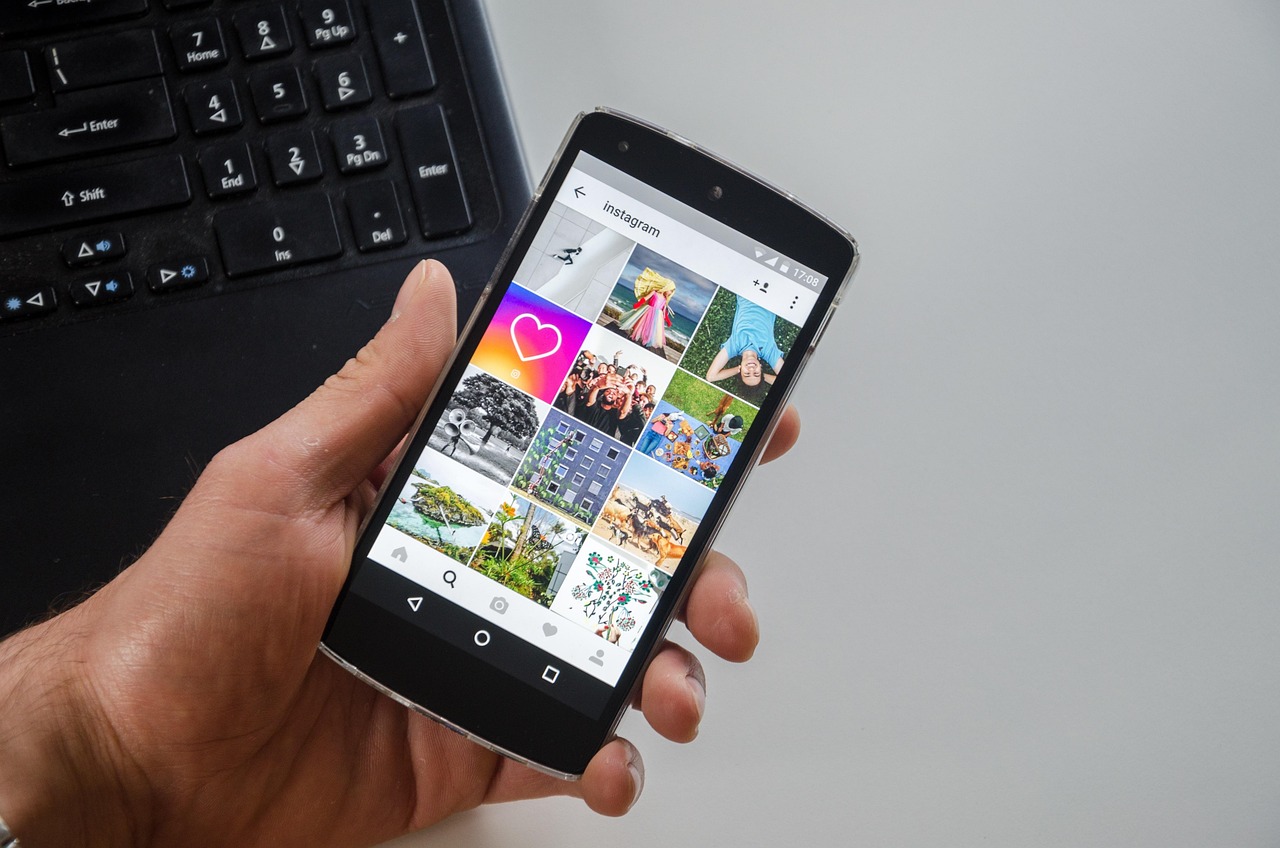 smartphone-pagina-de-inicio-de-instagram-en-empresa