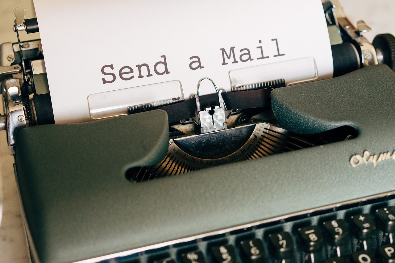 invitacion-a-enviar-un-correo-en-una-maquina-de-escribir-antigua-en-estrategia-de-mail-marketing