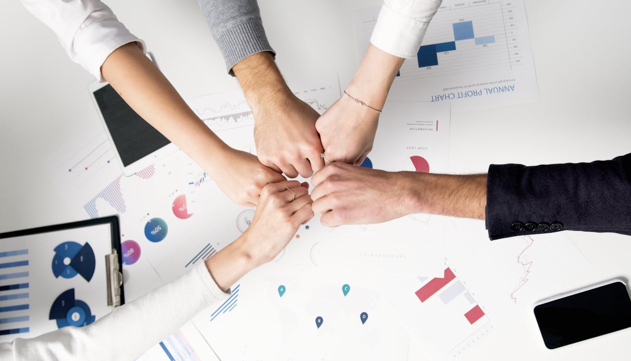 equipo-creativo-con-roles-o-profesiones-extranas