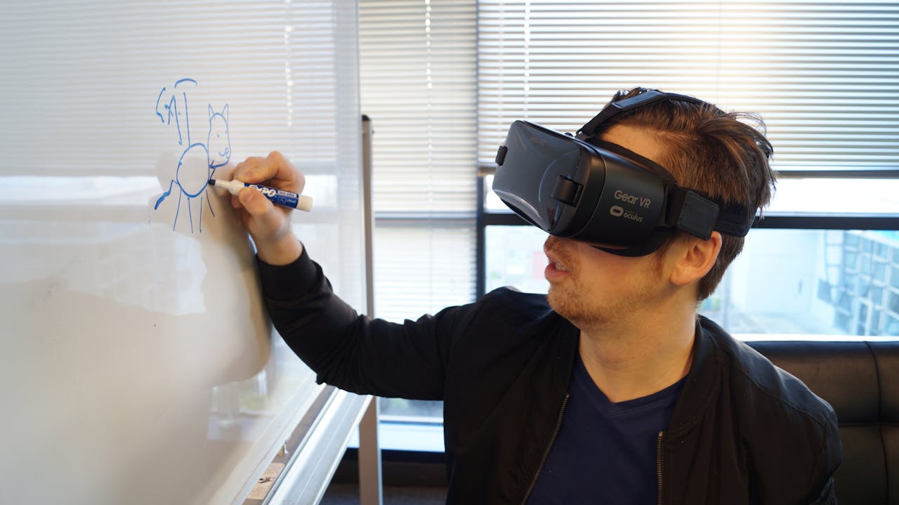 hombre-formandose-ante-una-pizarra-gracias-a-la-realidad-virtual-movil