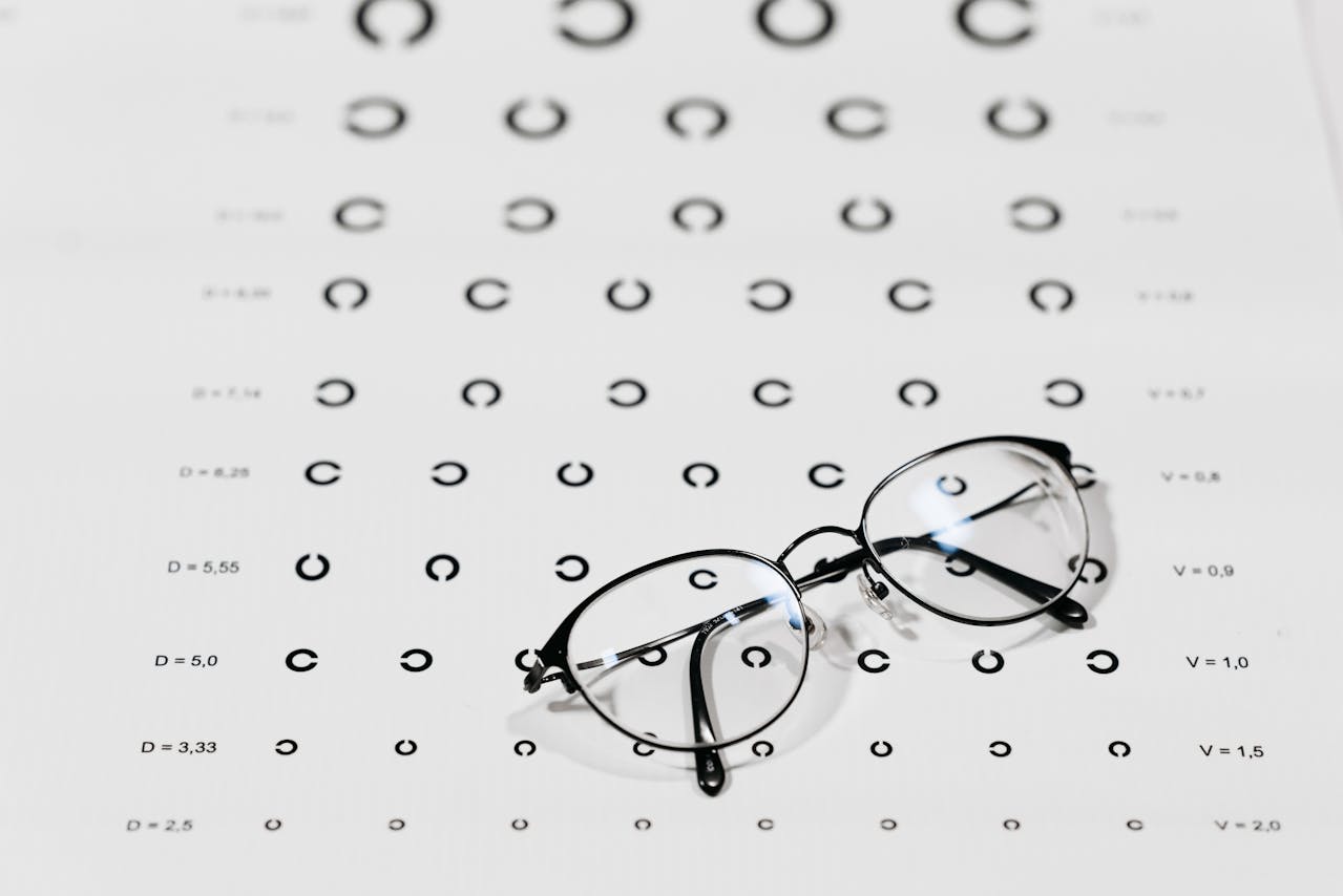 gafas-y-panel-de-comprobación-visual-para-la-ley-de-accesibilidad