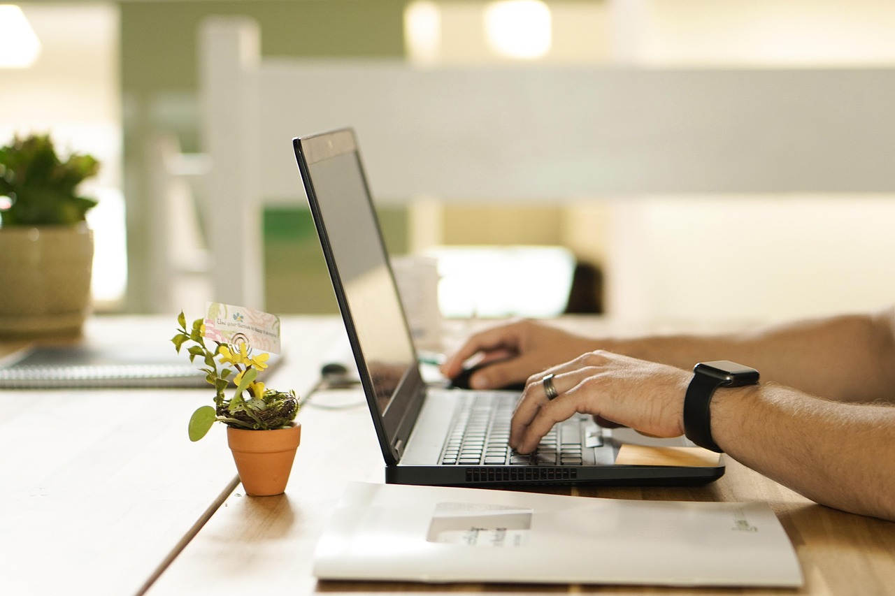 persona-trabajando-delante-del-portatil-con-icloud