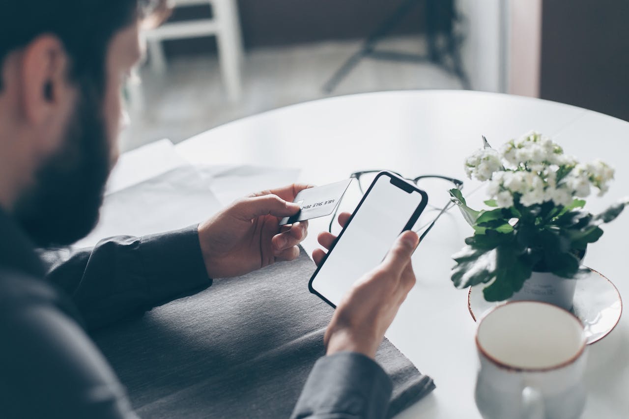 hombre-accediendo-a-movil-con-ciberseguridad-para-empresas