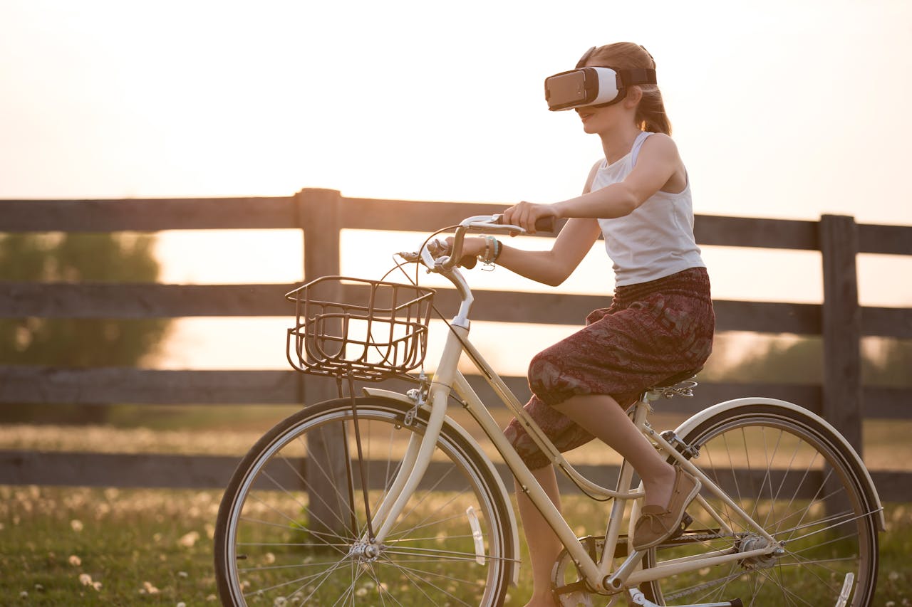 mujer-en-bicicleta-con-gafas-de-realidad-aumentada-para-negocios-emprendedores