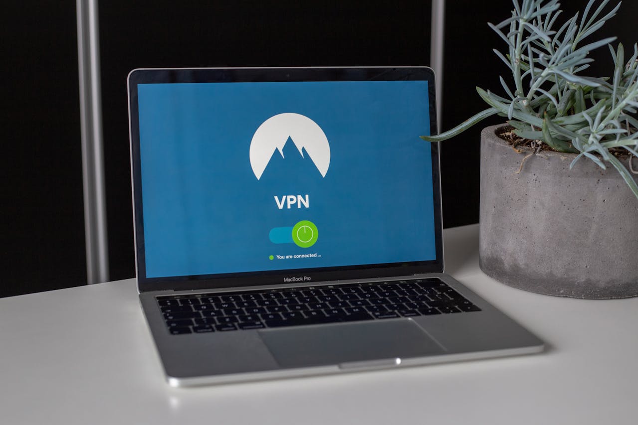 portatil-con-pagina-del-vpn-que-ayuda-en-seguridad-en-telefonia-movil