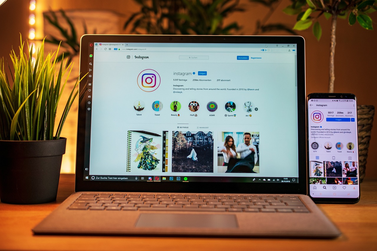 laptop-con-la-pagina-de-instagram-de-empresa