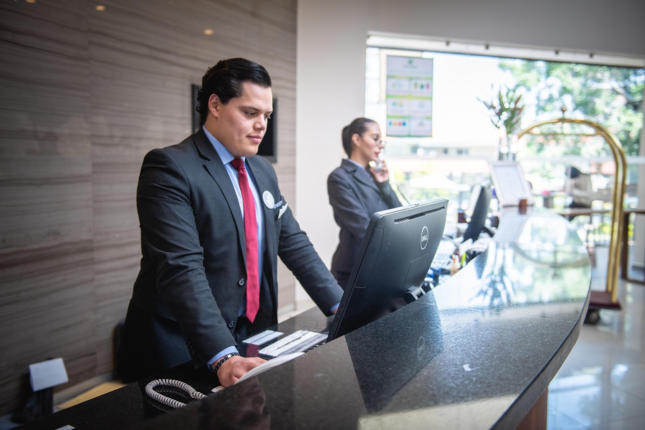 recepcionistas-de-hotel-tambien-se-benefician-de-los-asistentes-en-whatsapp