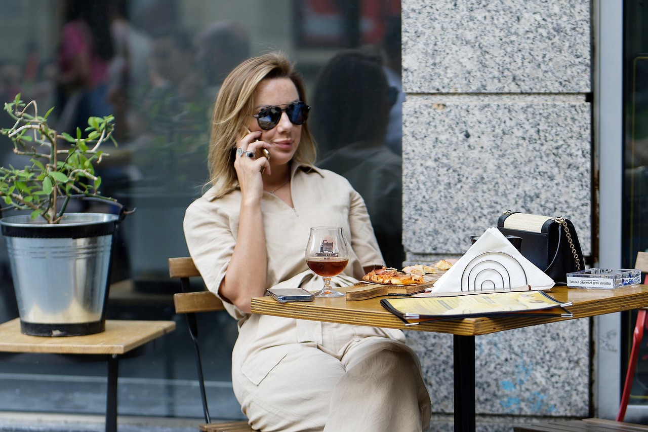 mujer-con-gafas-inteligentes-hablando-por-telefono