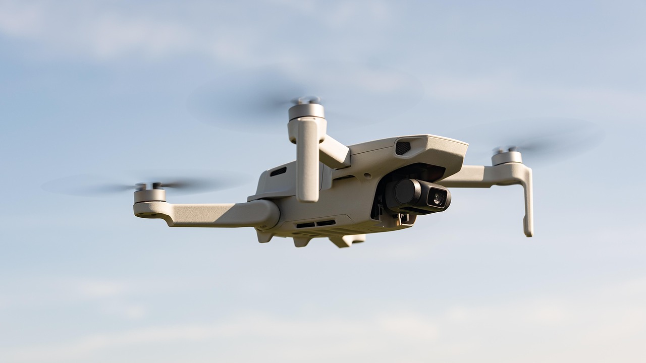dron volando clave para la geopolítica tecnológica para empresas