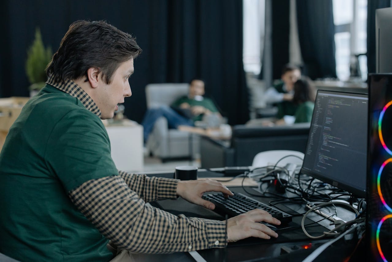 informatico-llevando-a-cabo-actualizaciones-para-el-nis2