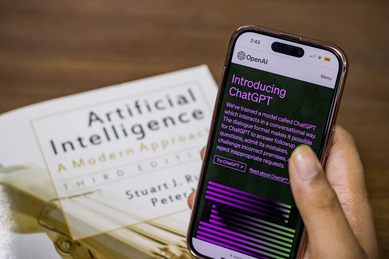 mujer-sujetando-movil-y-papeles-sobre-inteligencia-artificial
